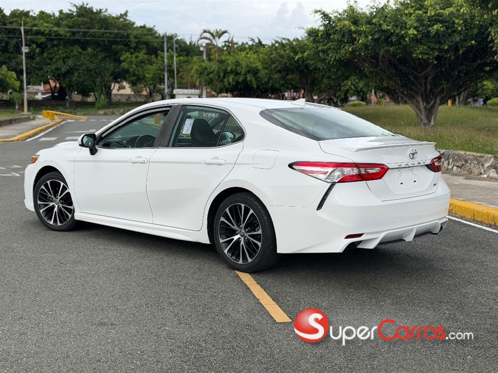 2020 Toyota Camry SE — foto 3 / 8