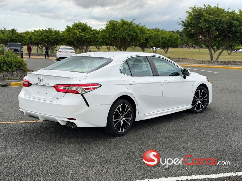 2020 Toyota Camry SE — foto 4 / 8
