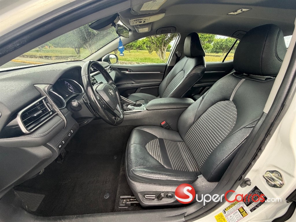 2020 Toyota Camry SE — foto 6 / 8
