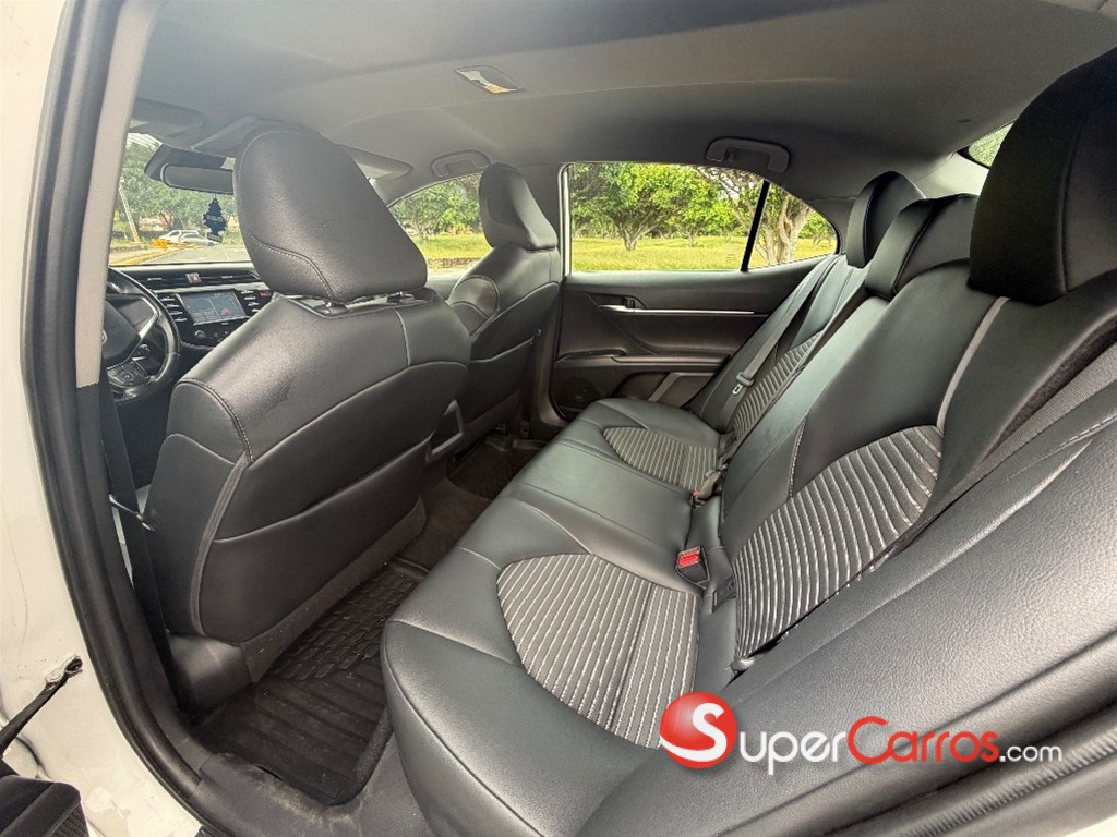 2020 Toyota Camry SE — foto 7 / 8