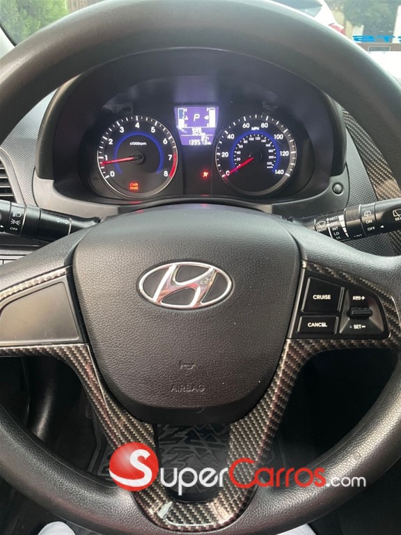 2012 Hyundai Accent — foto 9 / 12