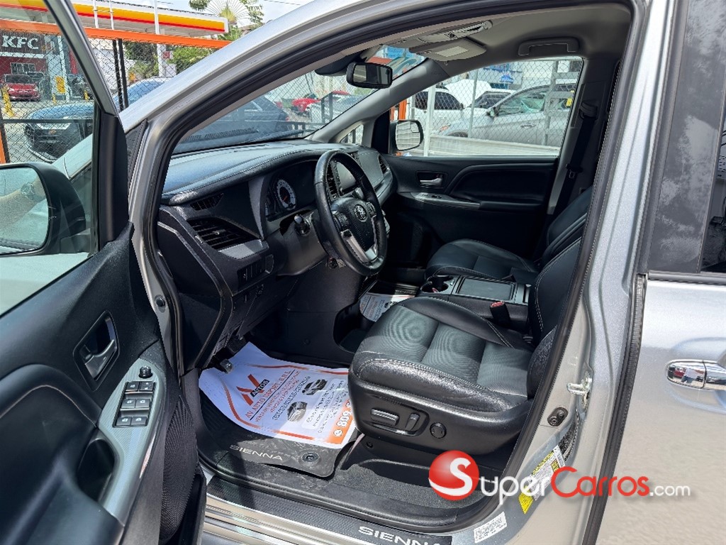 2020 Toyota Sienna SE — foto 6 / 11