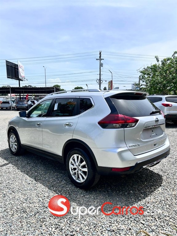 2020 Nissan Rogue SV — foto 5 / 12