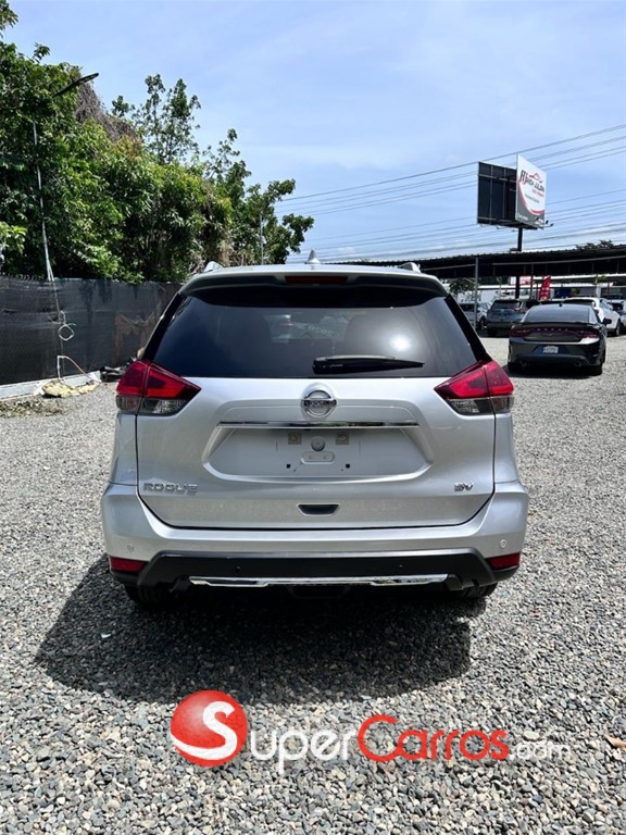 2020 Nissan Rogue SV — foto 6 / 12
