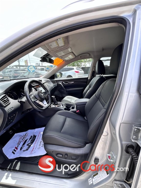 2020 Nissan Rogue SV — foto 8 / 12