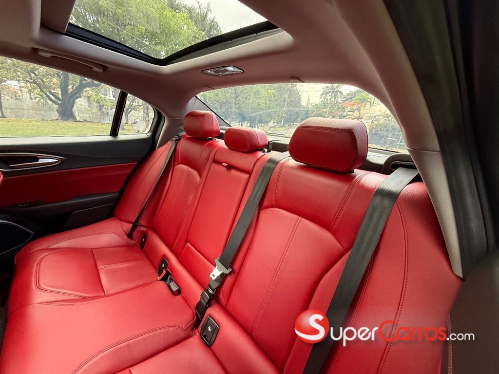 2019 Alfa Romeo Giulia Ti Lusso — foto 8 / 9