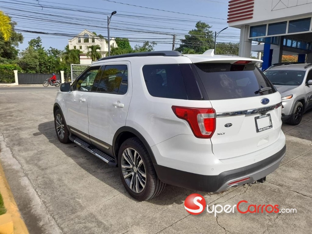 2017 Ford Explorer XLT — foto 8 / 12