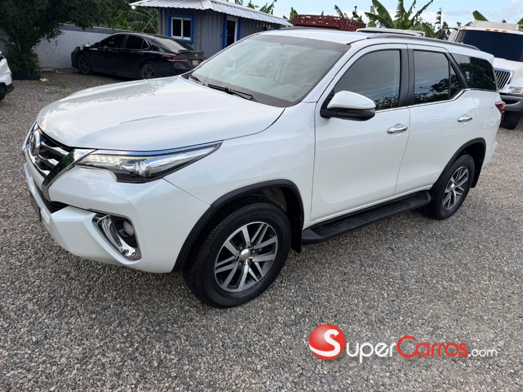 2020 Toyota Fortuner SRV — foto 2 / 12