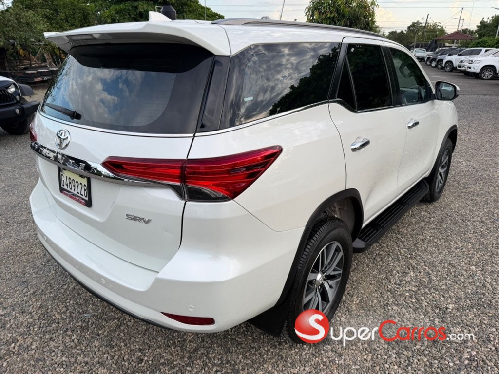 2020 Toyota Fortuner SRV — foto 3 / 12