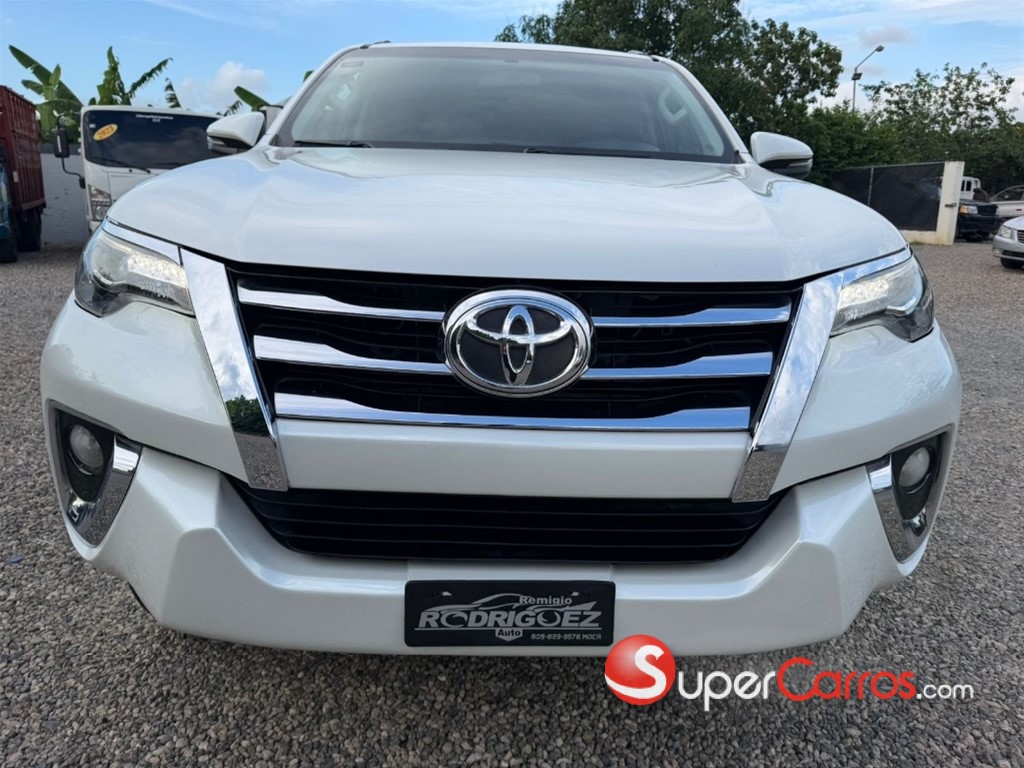 2020 Toyota Fortuner SRV — foto 4 / 12