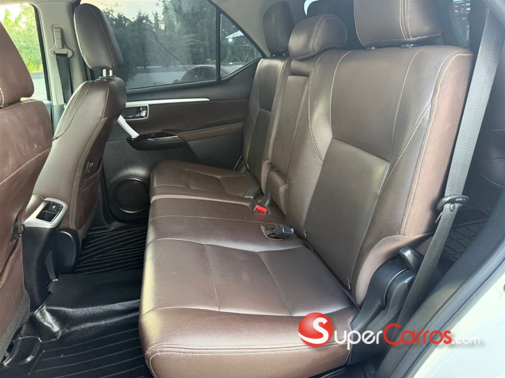 2020 Toyota Fortuner SRV — foto 6 / 12