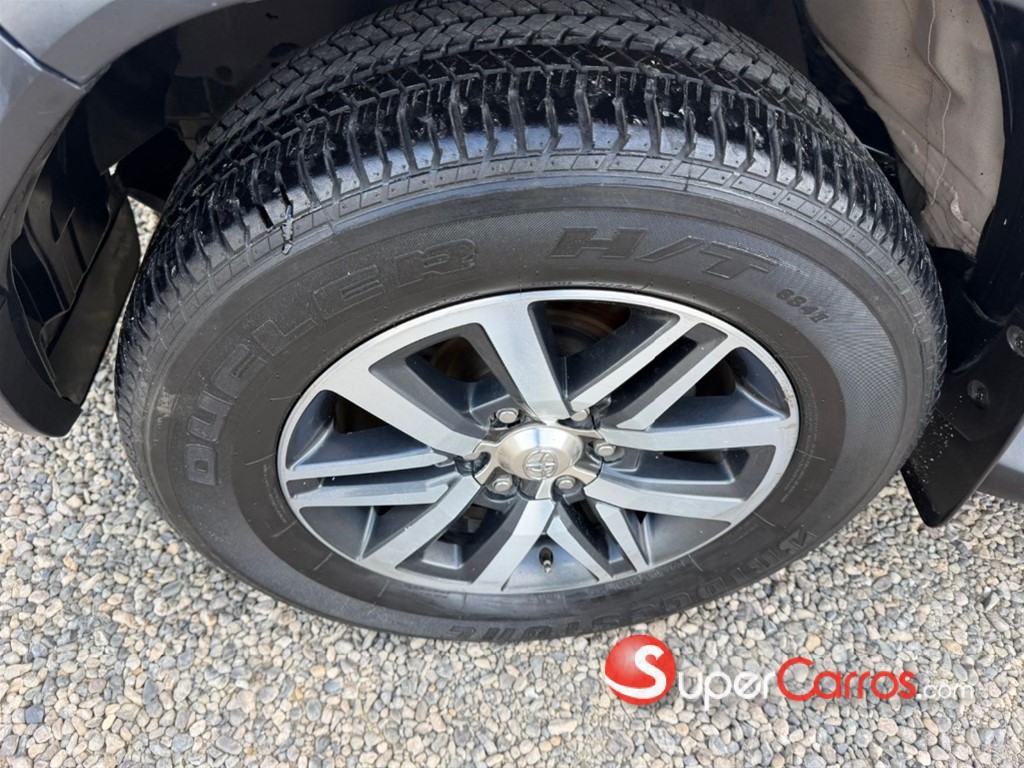 2020 Toyota Fortuner SRV — foto 8 / 12