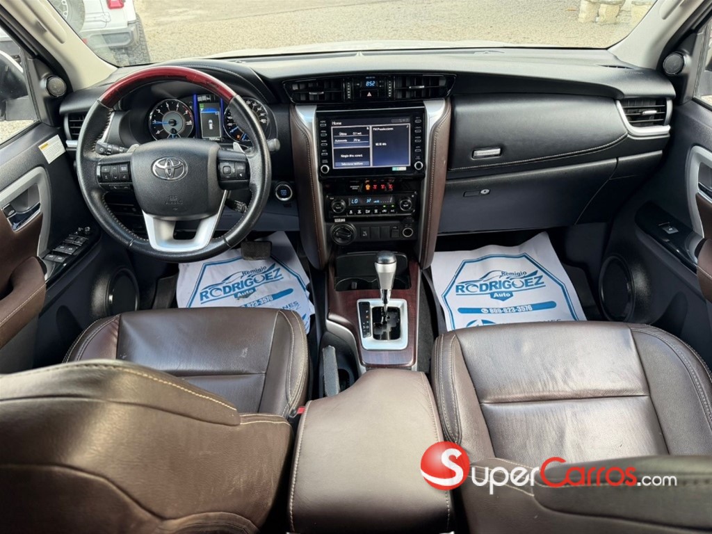 2020 Toyota Fortuner SRV — foto 9 / 12
