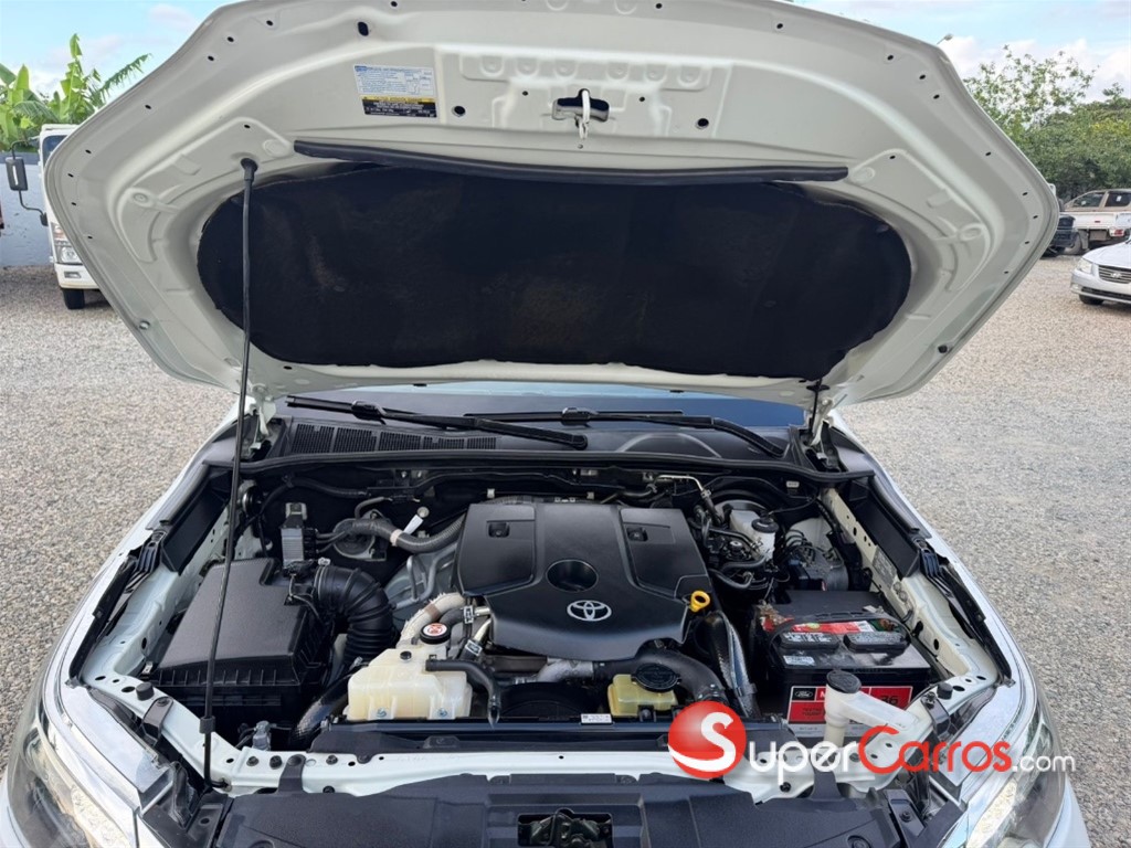 2020 Toyota Fortuner SRV — foto 11 / 12