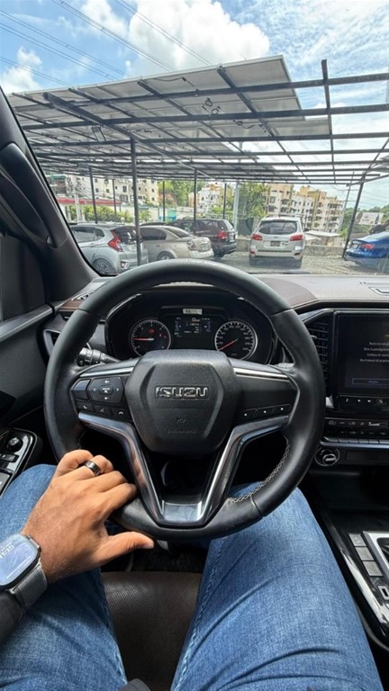 2024 Isuzu DMAX — foto 2 / 12