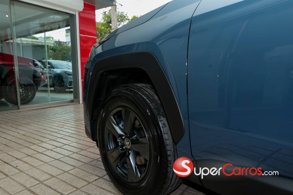 2027 Toyota RAV4 LE — foto 8 / 12