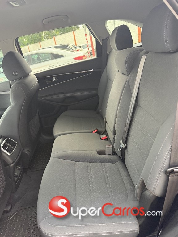 2020 Kia Sorento LX — foto 8 / 9