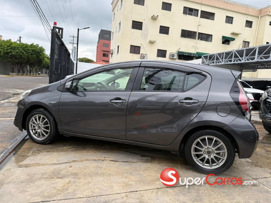 2017 Toyota Aqua — foto 4 / 10