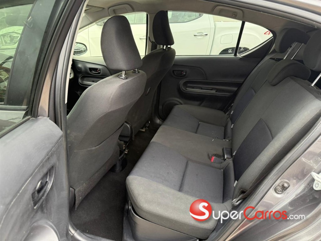 2017 Toyota Aqua — foto 5 / 10