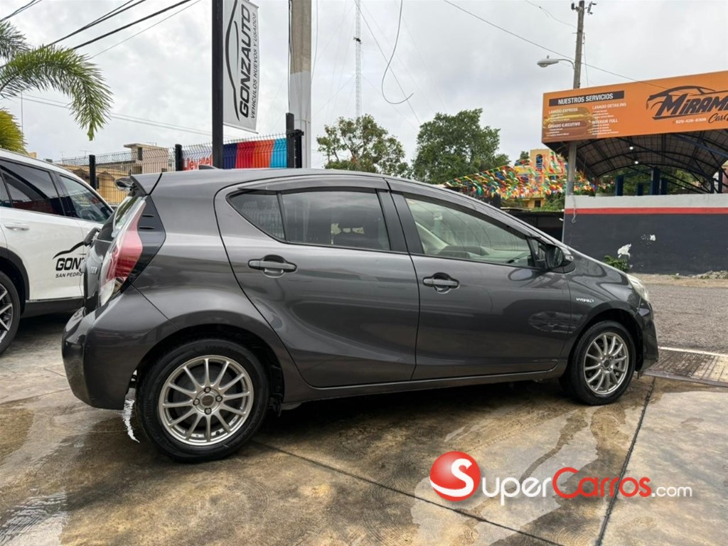 2017 Toyota Aqua — foto 6 / 10