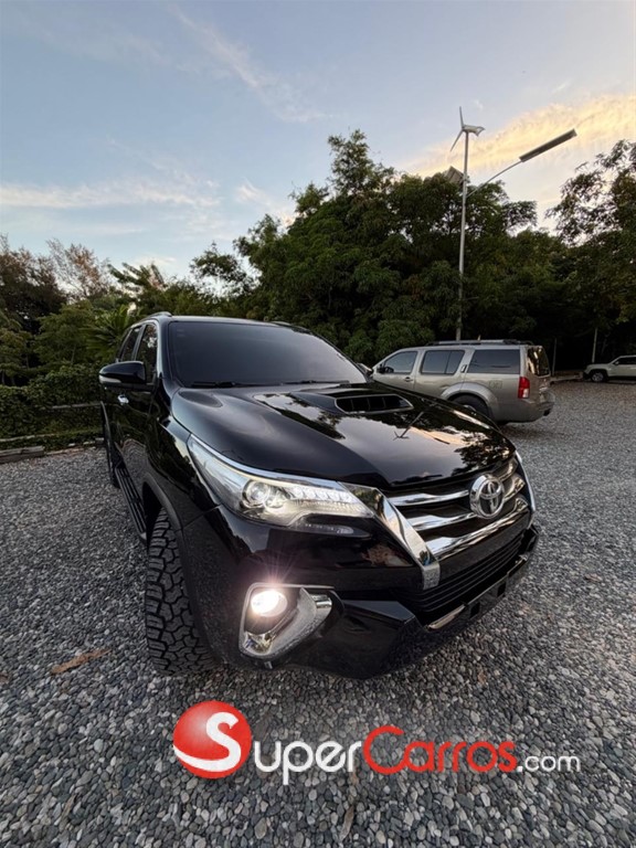 2017 Toyota Fortuner SRV — foto 2 / 7