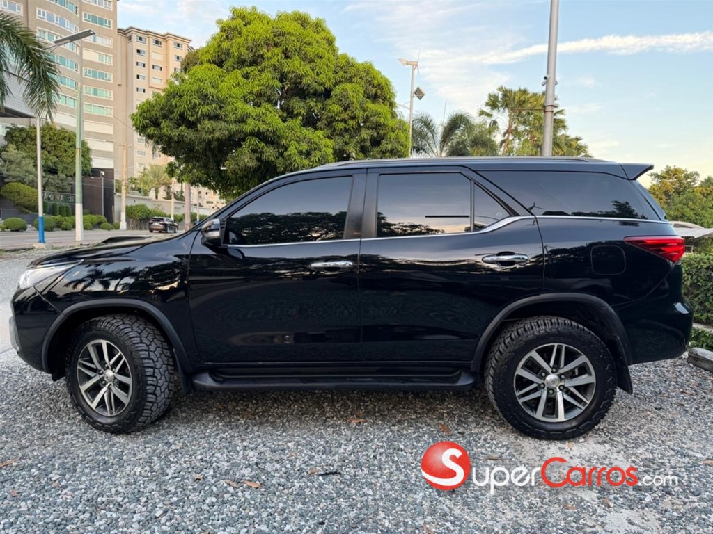 2017 Toyota Fortuner SRV — foto 3 / 7