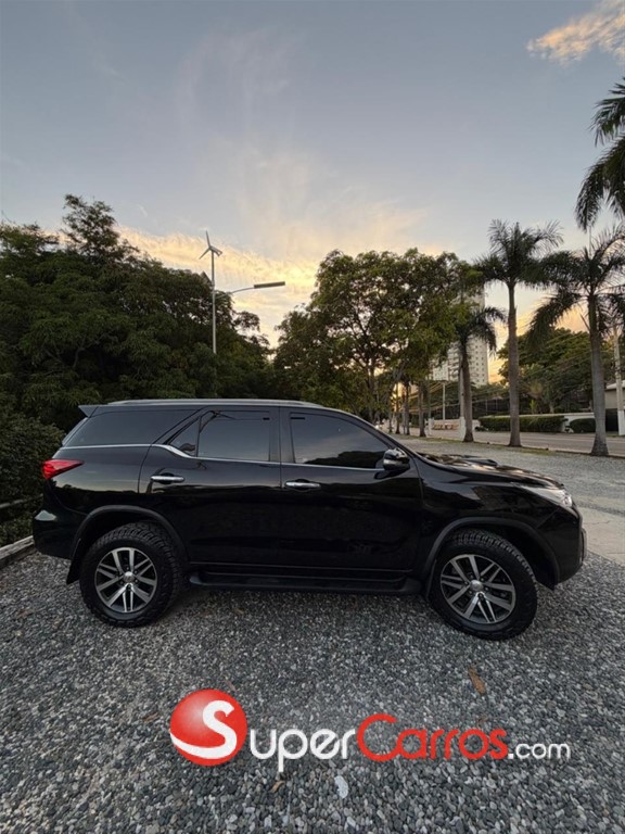 2017 Toyota Fortuner SRV — foto 4 / 7