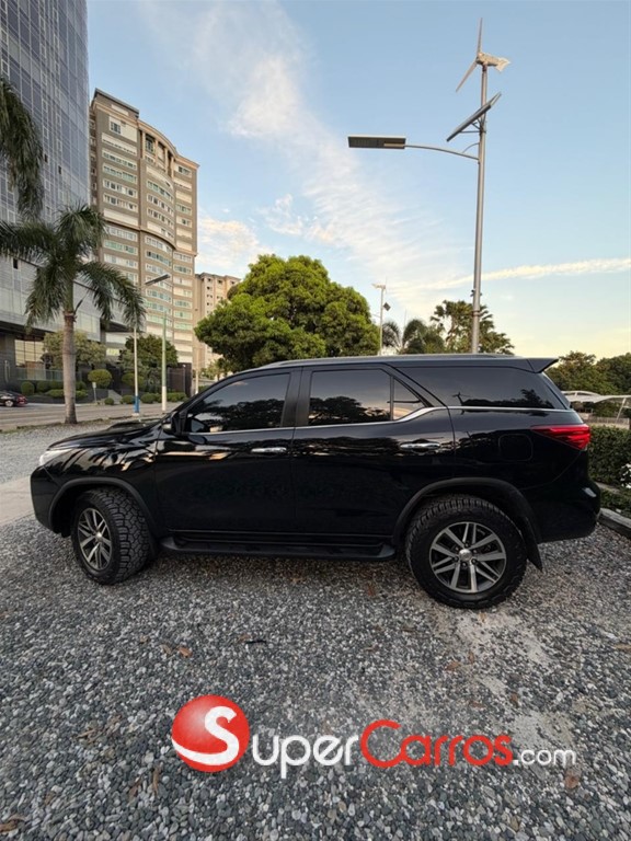 2017 Toyota Fortuner SRV — foto 5 / 7