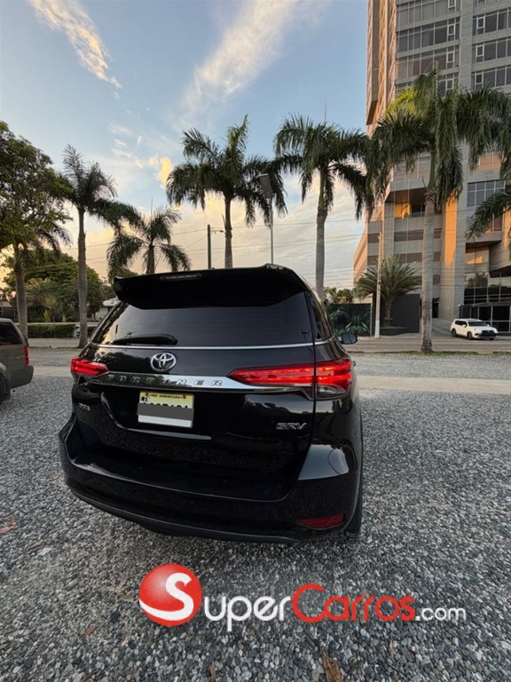 2017 Toyota Fortuner SRV — foto 6 / 7