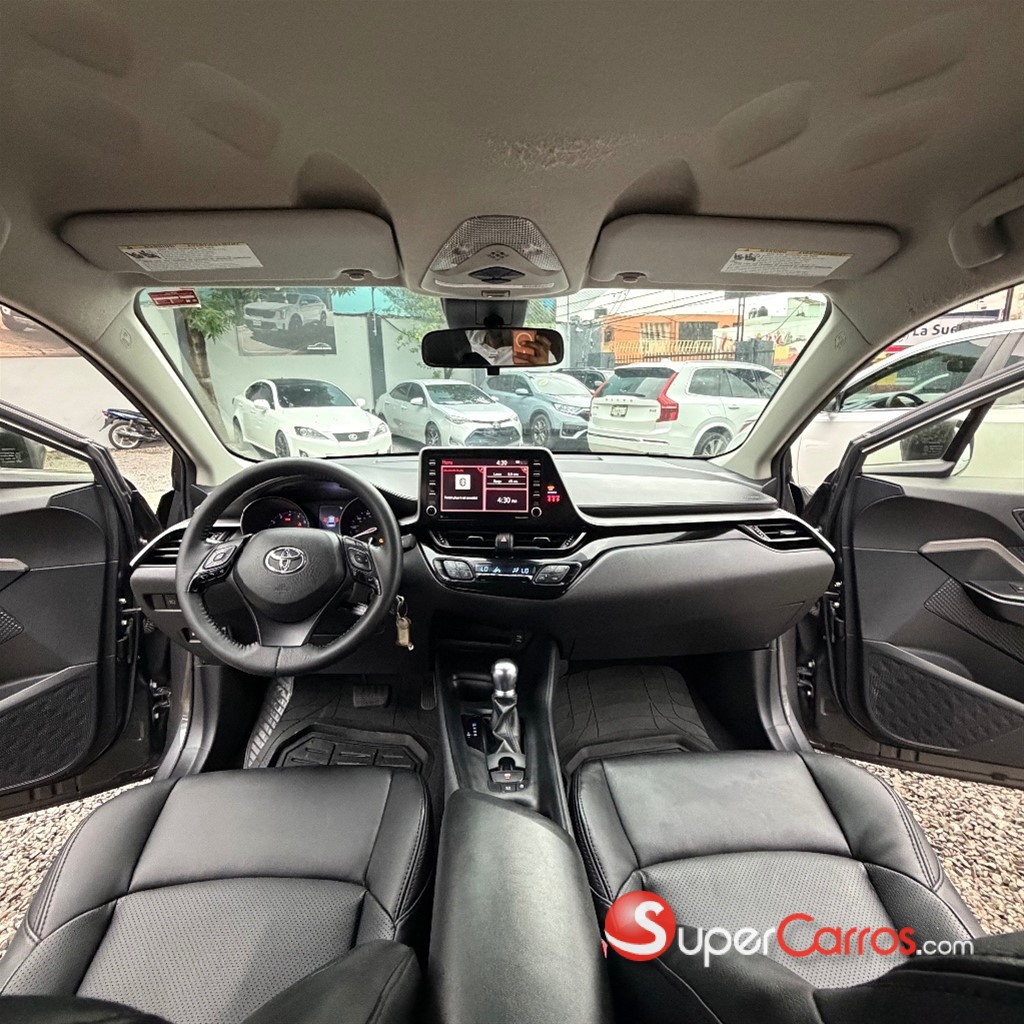 2020 Toyota C-HR XLE — foto 8 / 10
