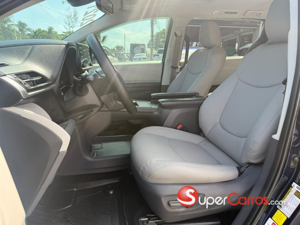 2021 Toyota Sienna LE — foto 7 / 12