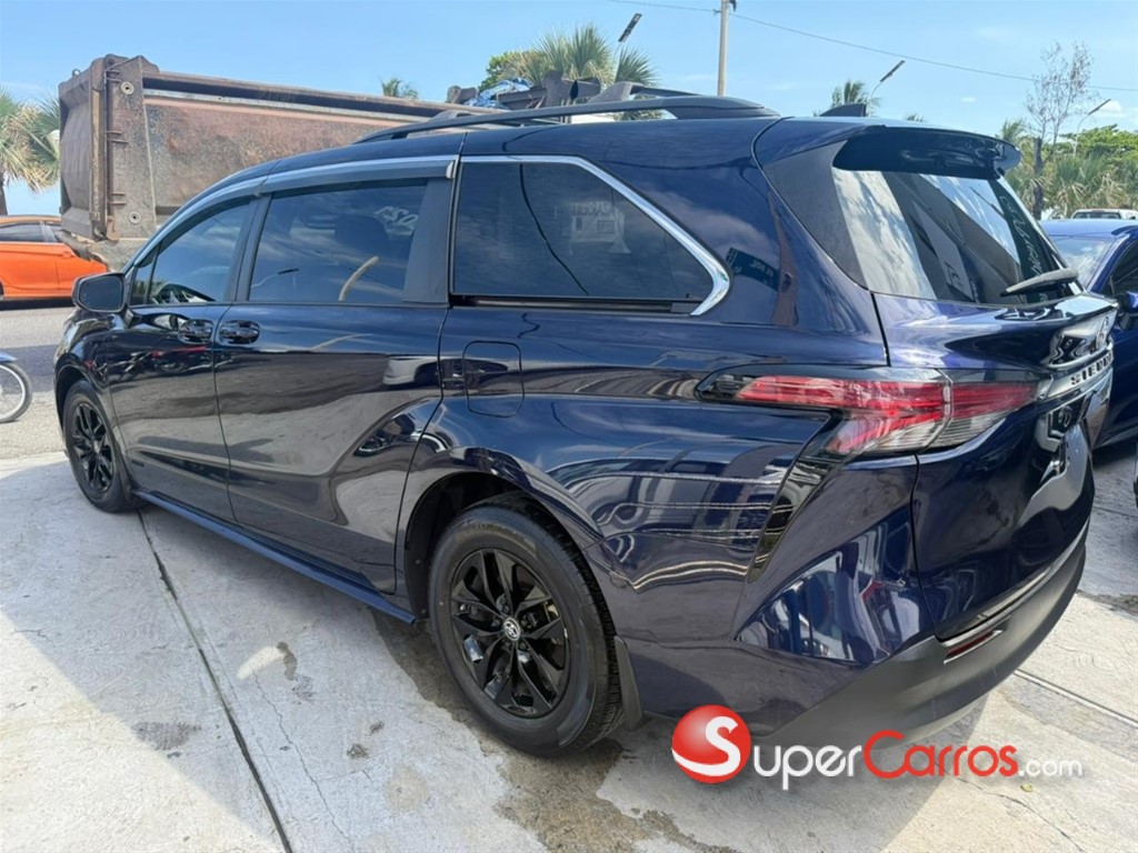 2021 Toyota Sienna LE — foto 8 / 12