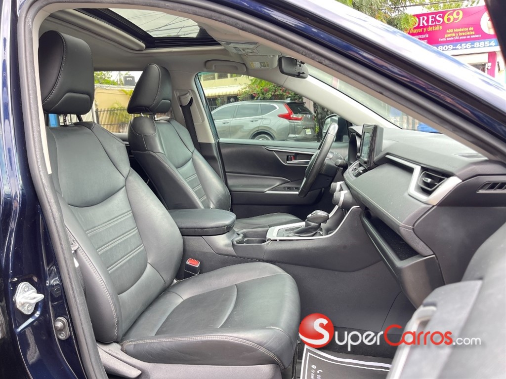2021 Toyota RAV4 XLE Premium — foto 9 / 12