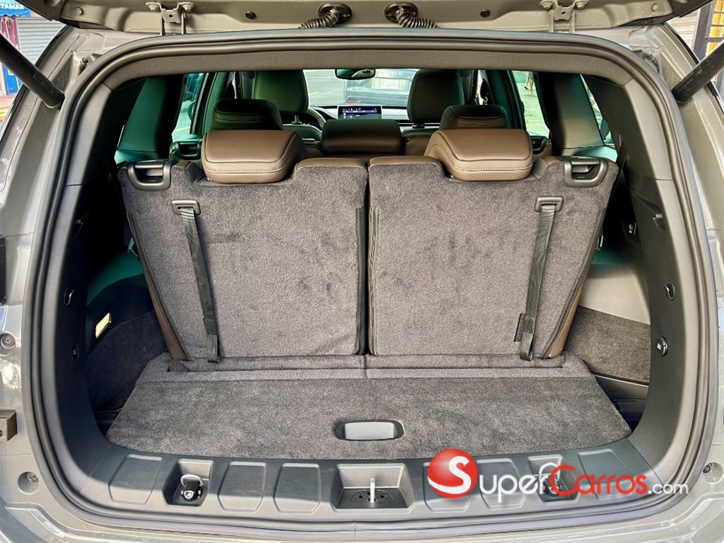 2024 Jeep Commander Overland — foto 10 / 12