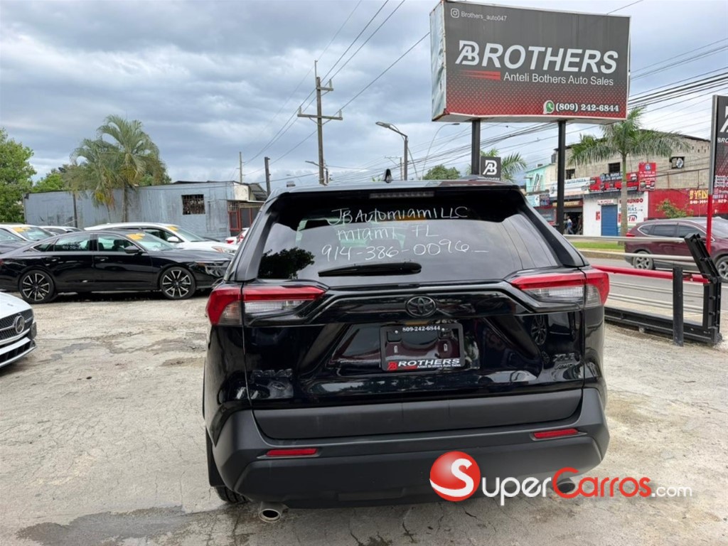 2020 Toyota RAV4 XLE — foto 5 / 12