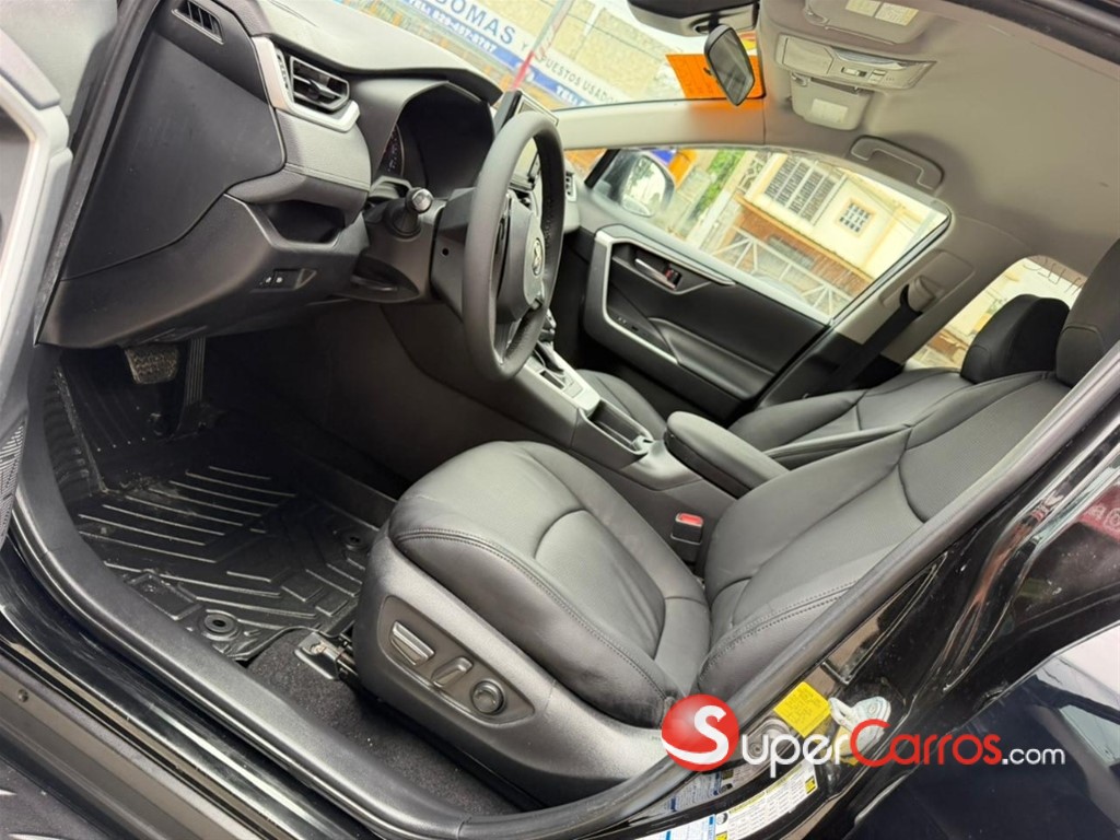 2020 Toyota RAV4 XLE — foto 9 / 12