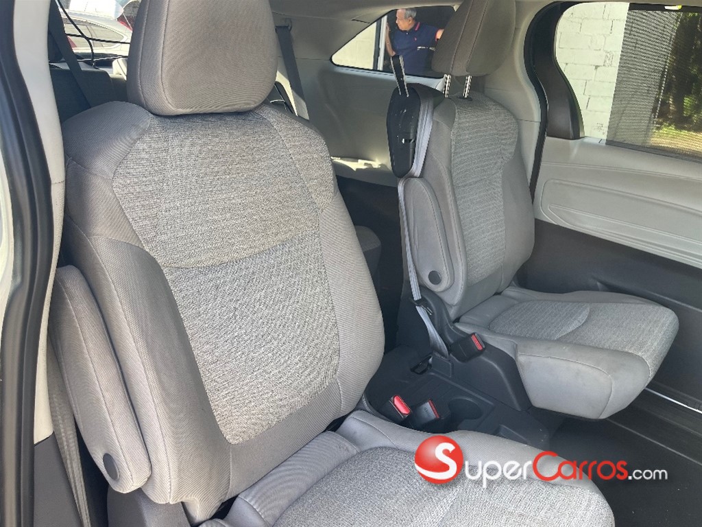 2021 Toyota Sienna LE — foto 5 / 9