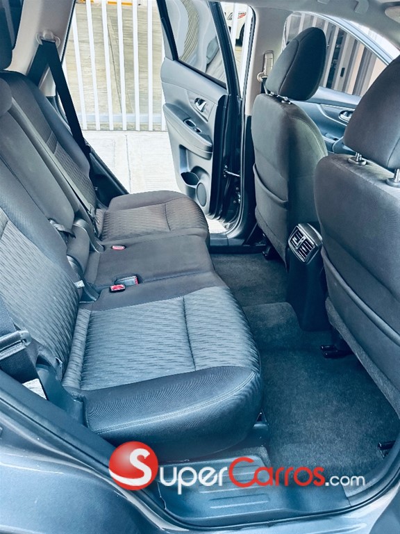 2017 Nissan Rogue — foto 10 / 12