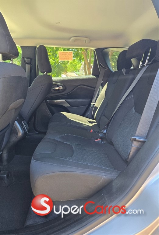 2021 Jeep Cherokee Latitude — foto 8 / 11