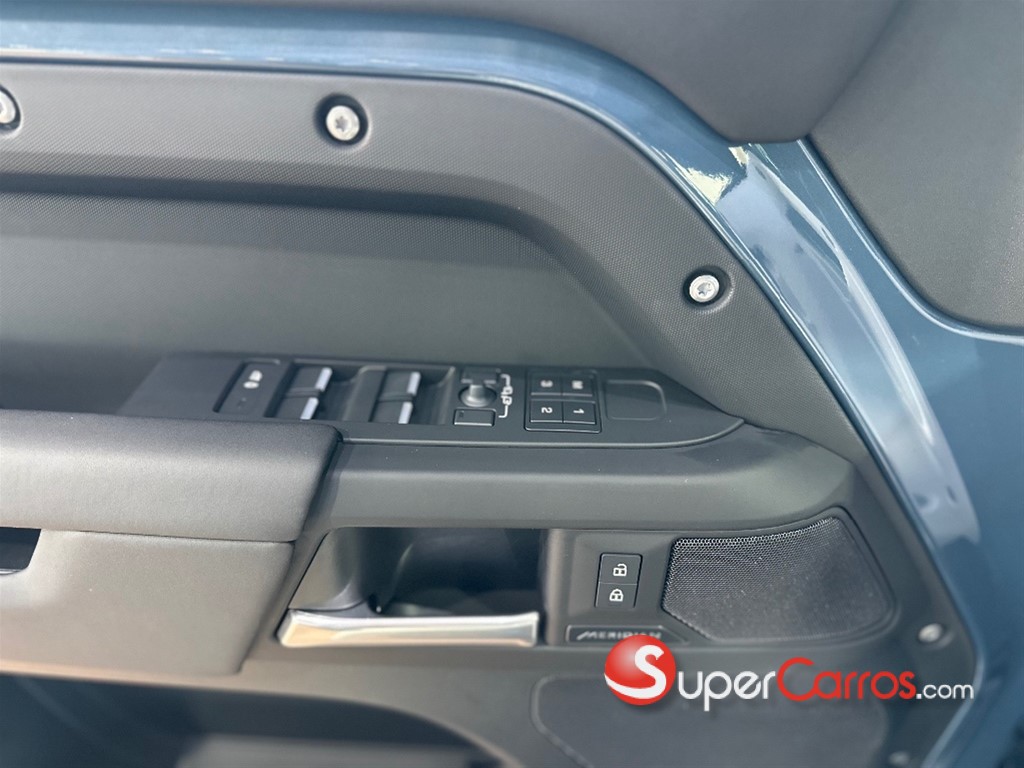 2025 Land Rover Defender 110 SE HYBRID — foto 8 / 10