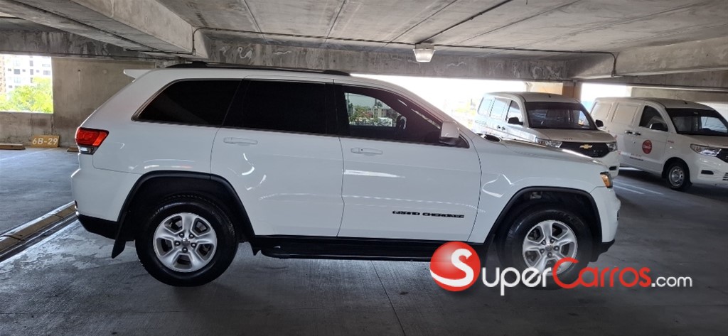 2017 Jeep Grand Cherokee Laredo — foto 10 / 11