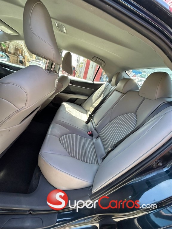 2020 Toyota Camry SE — foto 3 / 9