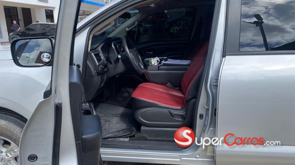 2019 Nissan TITAN — foto 9 / 12