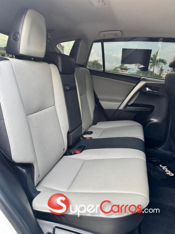 2018 Toyota RAV4 Limited Hybrid — foto 8 / 10