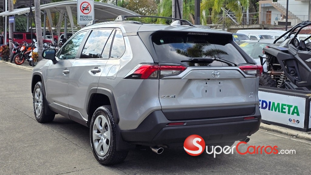 2020 Toyota RAV4 LE — foto 6 / 12