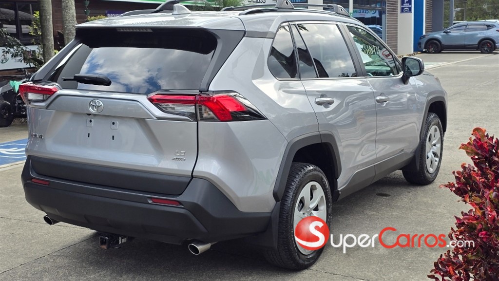 2020 Toyota RAV4 LE — foto 8 / 12