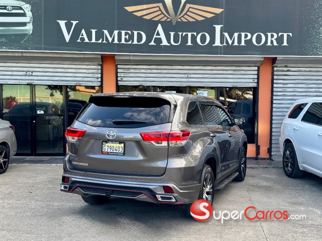 2019 Toyota Highlander LE Plus — foto 8 / 12