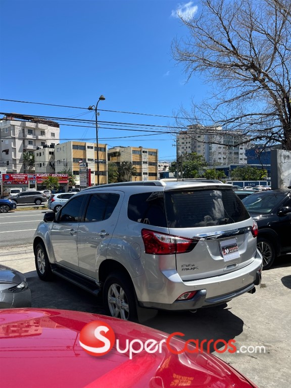 2015 Isuzu Mux — foto 9 / 10