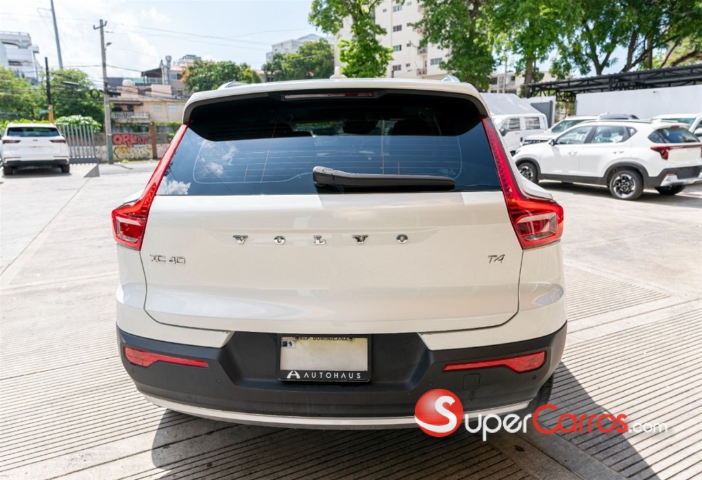 2022 Volvo XC40 T4 Momemtum — foto 2 / 10