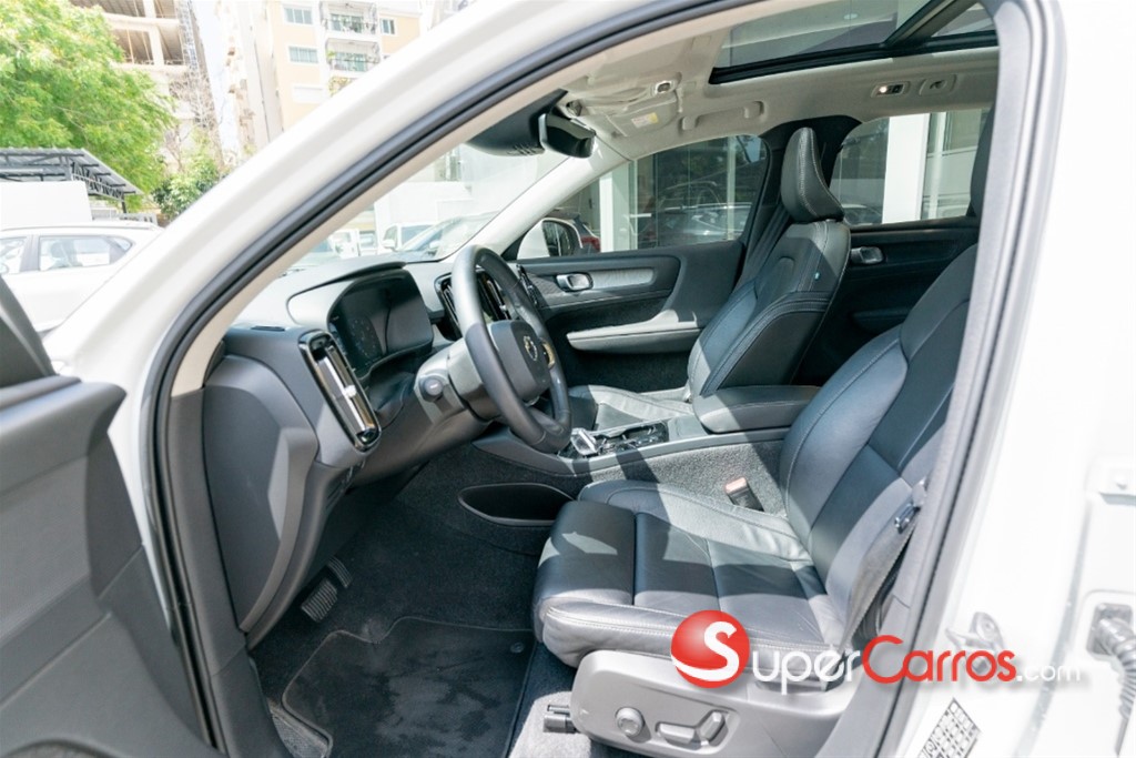 2022 Volvo XC40 T4 Momemtum — foto 6 / 10